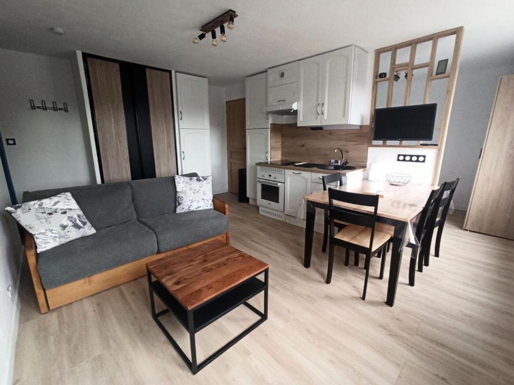 un salon et une cuisine avec un canapé et une table dans l'établissement Résidence Val D'aurea - Studio cabine 4 personnes 2 exposé Nord MAE-6361, à Valloire