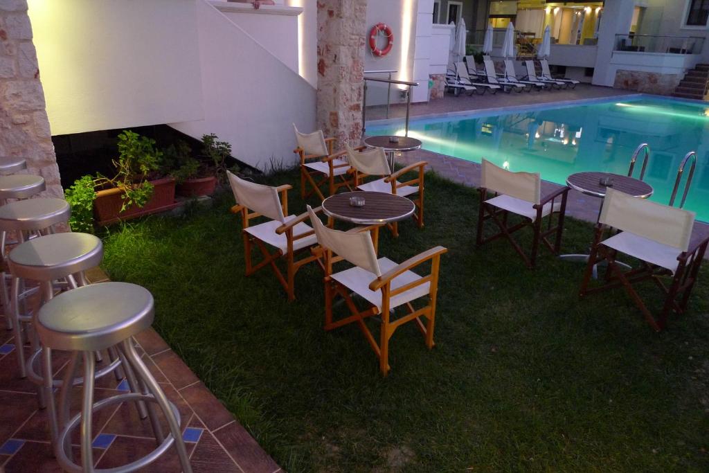 Bazén v ubytování Theros Hotel nebo v jeho okolí
