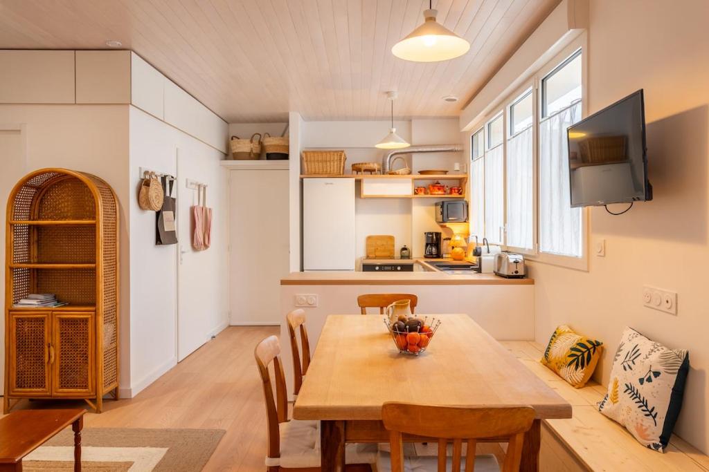 une cuisine et une salle à manger avec une table et des chaises dans l'établissement Escapade tranquille à Vannes, charme et confort, à Vannes