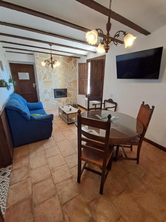 TV a/nebo společenská místnost v ubytování Cortijo Ojos del Prado