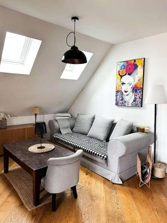 un salon avec un canapé et une table dans l'établissement Résidence Dignan - Élégant T2 en plein centre – À deux pas de la plage MAE-8974, à Arcachon