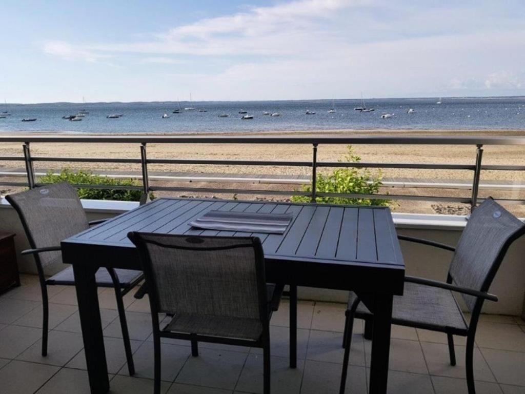une table et des chaises sur un balcon avec vue sur la plage dans l'établissement Résidence Cote D'argent - Arcachon studio cabine les pieds dans l'eau MAE-9434, à Arcachon