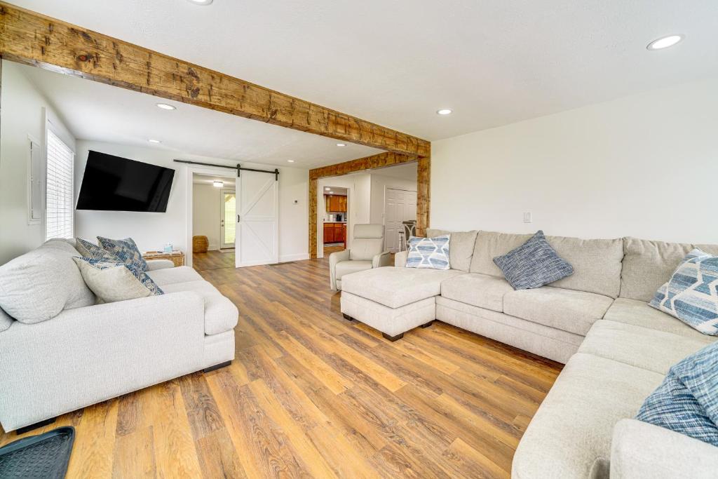 Posezení v ubytování Peaceful Home with Patio on 30 Acres in Coxs Creek!