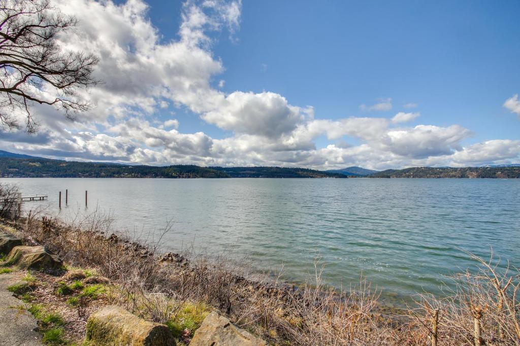 una vista de un gran cuerpo de agua en Family Home 6 Mi to Dtwn CDA Lake and Sunset Views!, en Coeur d'Alene