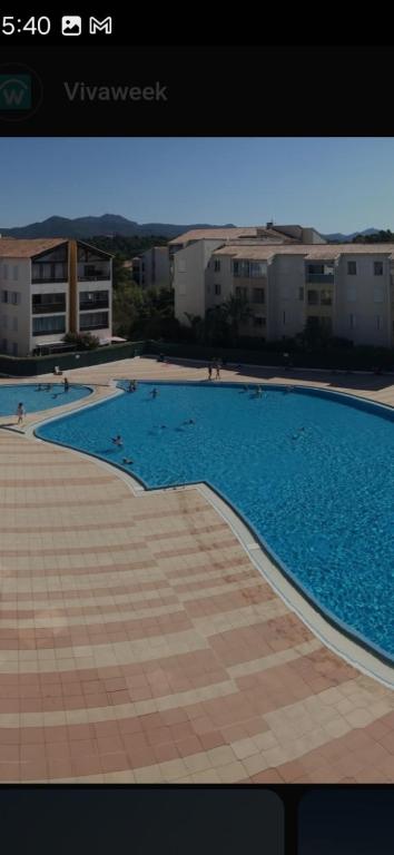 Elle offre une vue sur une grande piscine. dans l'établissement lagon bleu bali, à Fréjus