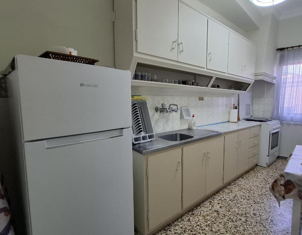 Kuchnia lub aneks kuchenny w obiekcie Antonys Apartment Sea View II (1st floor)
