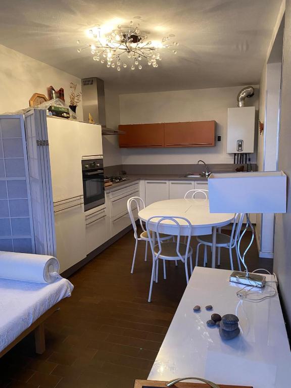 une cuisine avec une table et des chaises dans une pièce dans l'établissement T2 Spacieux à Carnon, à Mauguio