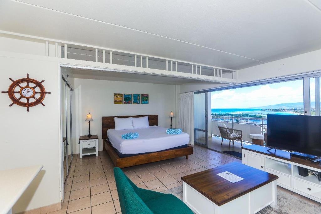 ホノルルにあるイリカイ タワー 1533 ヨット ハーバー ビュー 1BRのベッドルーム(キングベッド1台、大きな窓付)