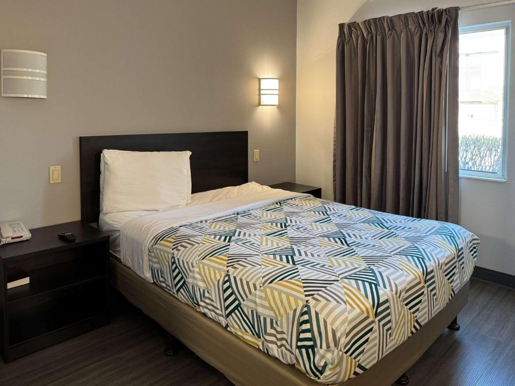 Motel 6-Joliet, IL - Chicago - I-55 - Queen Room