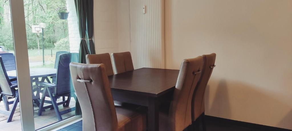 Een zitgedeelte bij Vakantiebungalow BERK 1