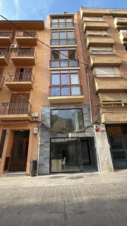 an empty street in front of a tall building at Ecoloft Estudios in Cartagena