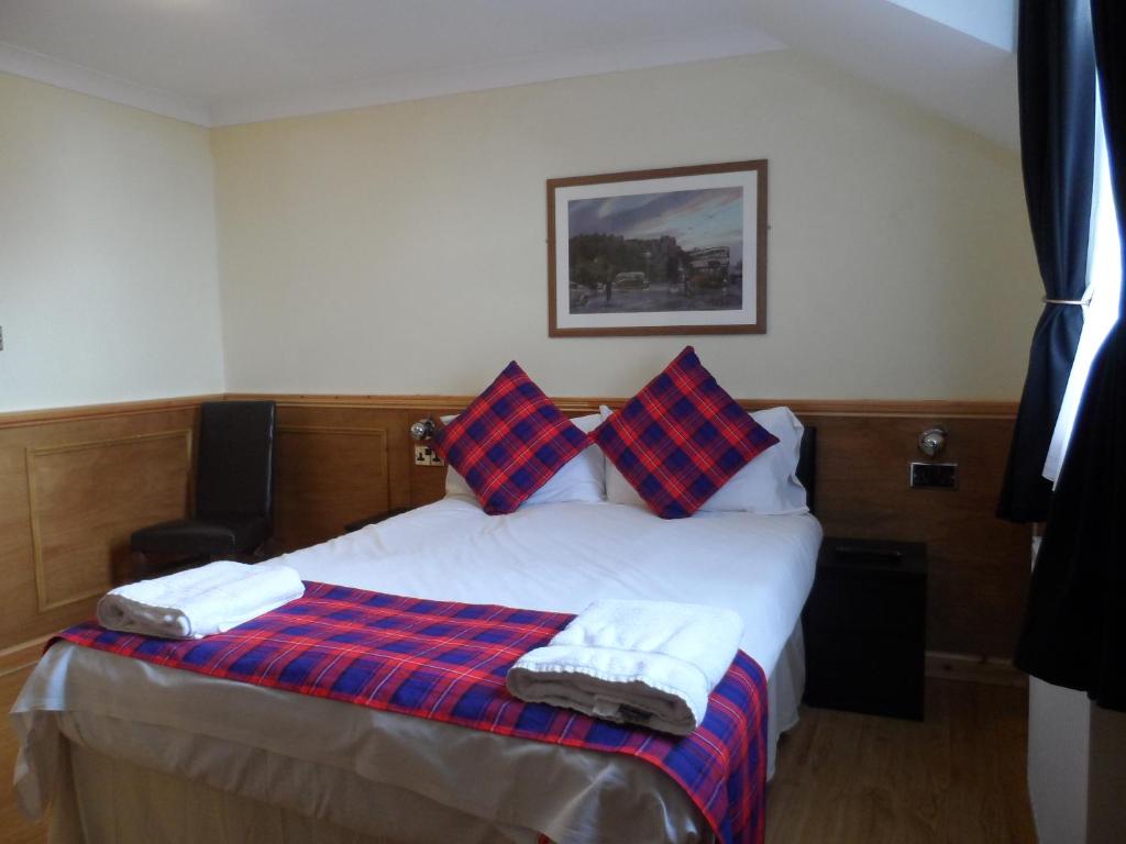 1 dormitorio con 1 cama con 2 toallas en Bala House, en Edimburgo
