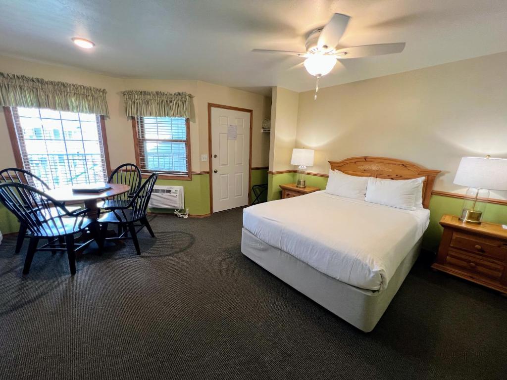 una camera con letto, tavolo e sedie di Bay Breeze Resort a Ephraim