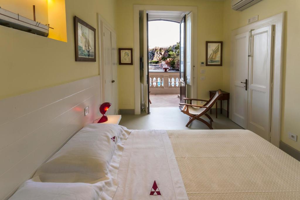 Yacht Club Capo Cervo Suites B&B - 11