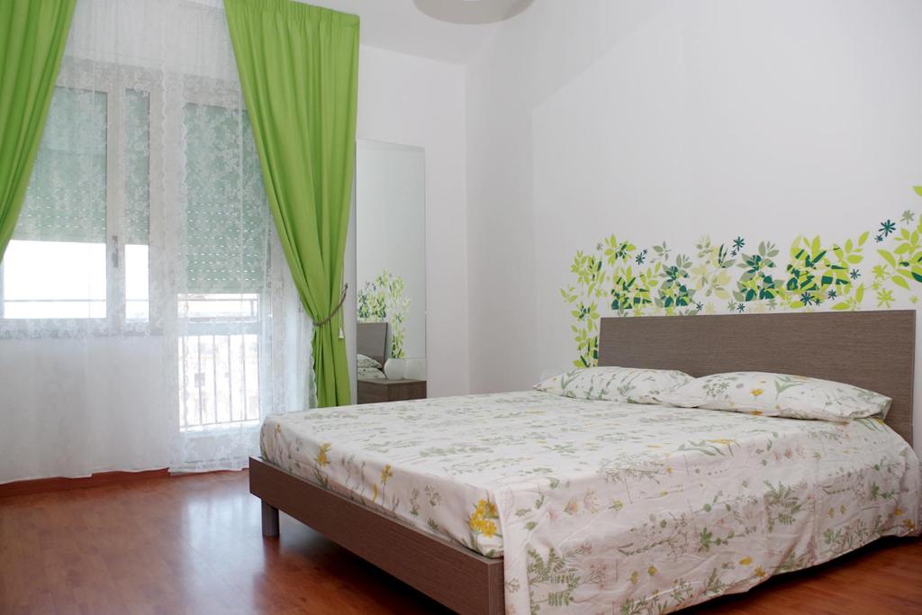 カーヴァ・デ・ティッレーニにあるB&B La Ciliegiaのベッドルーム1室(ベッド1台、大きな窓付)