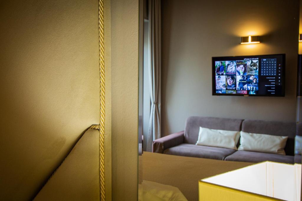 Televízia a/alebo spoločenská miestnosť v ubytovaní Album Boutique Rooms