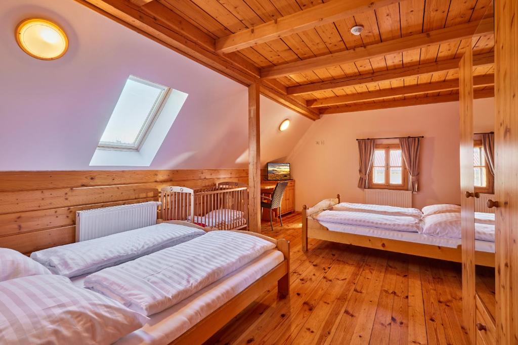 Postel nebo postele na pokoji v ubytování Wellness roubenka Inffinity