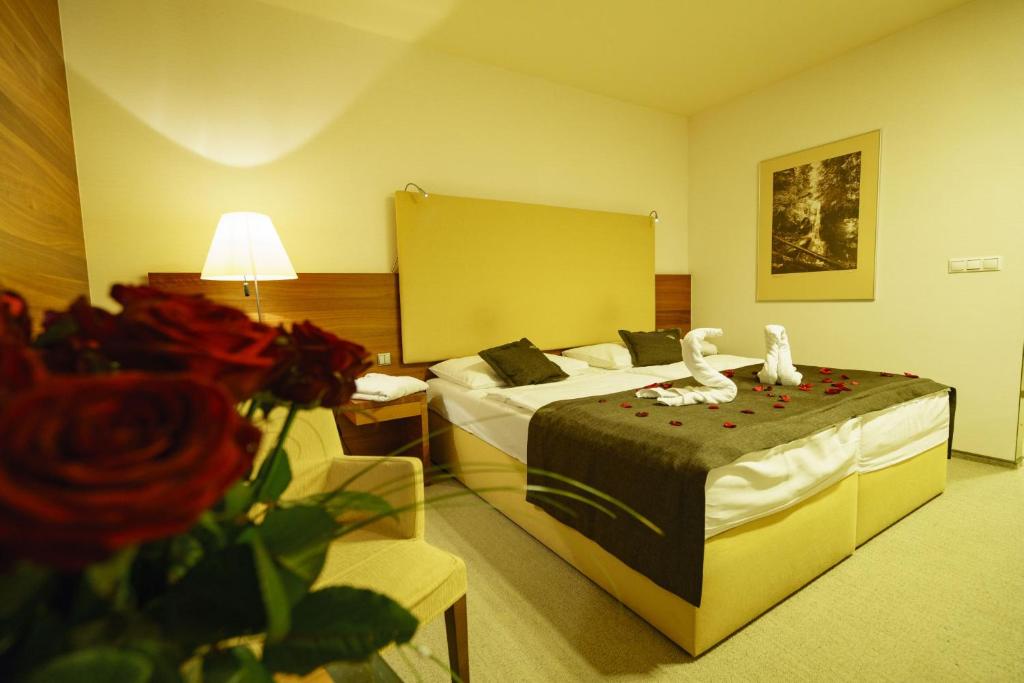 Un pat sau paturi într-o cameră la Hotel AquaCity Mountain View