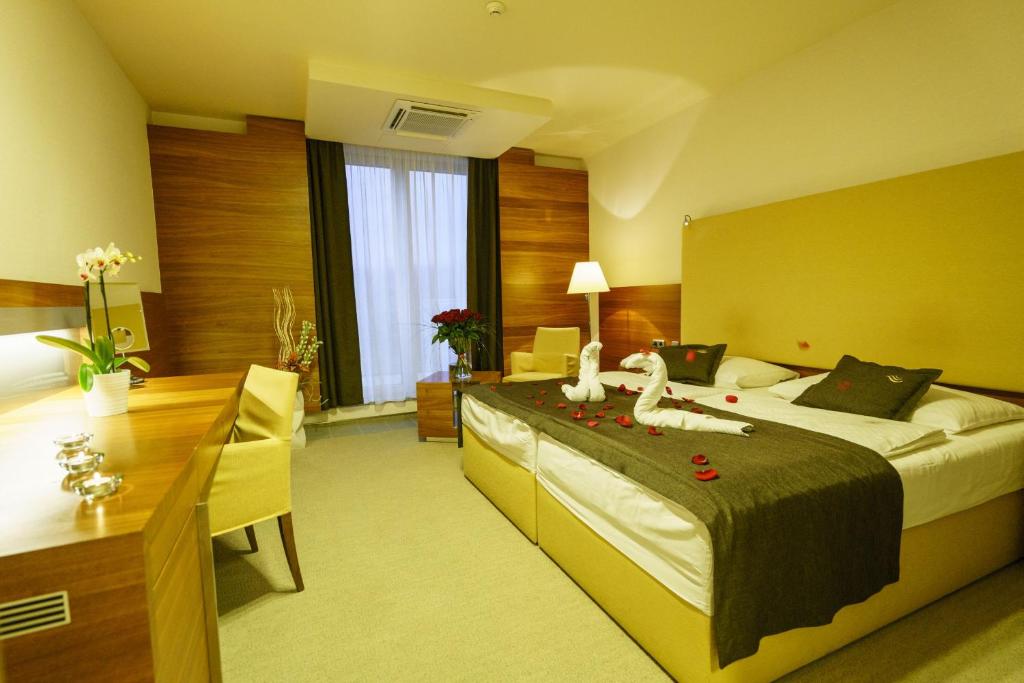 Un pat sau paturi într-o cameră la Hotel AquaCity Mountain View