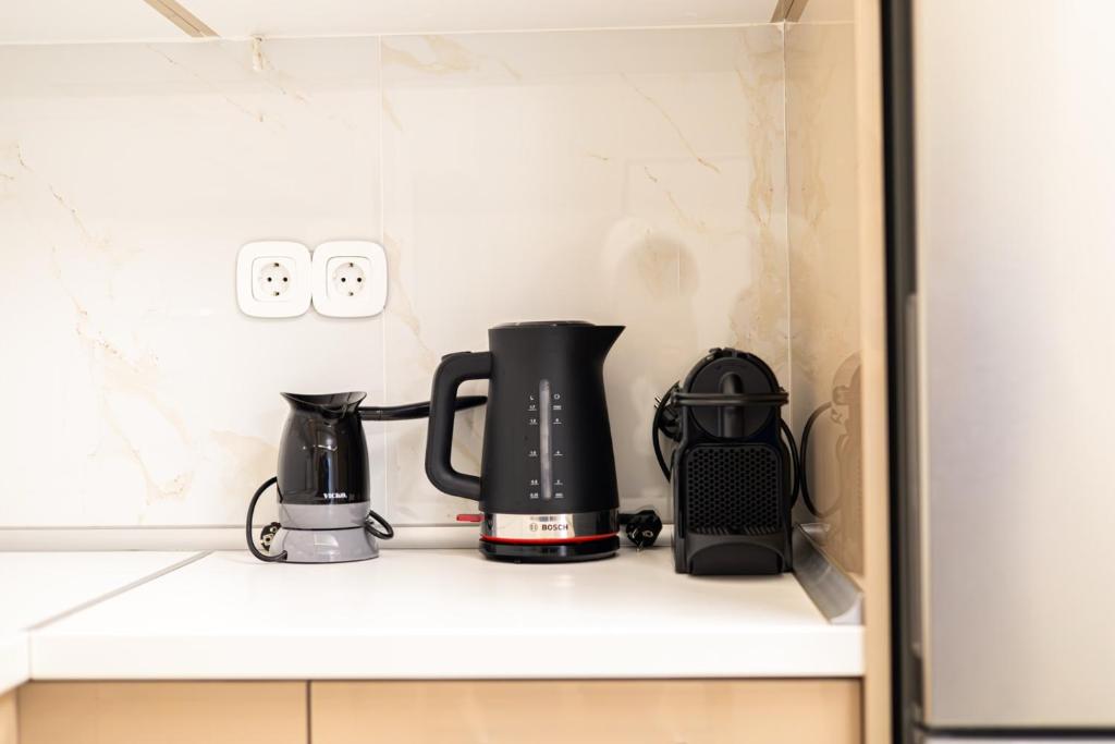 Příslušenství pro přípravu čaje a kávy v ubytování Mourati House
