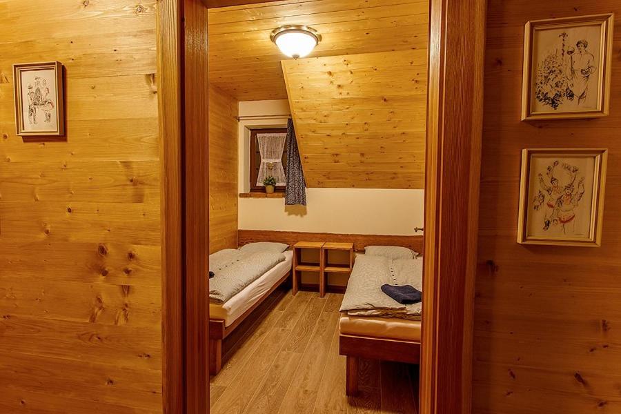 mały pokój z 2 łóżkami w kabinie w obiekcie Sklipek U Tomáša w mieście Hovorany