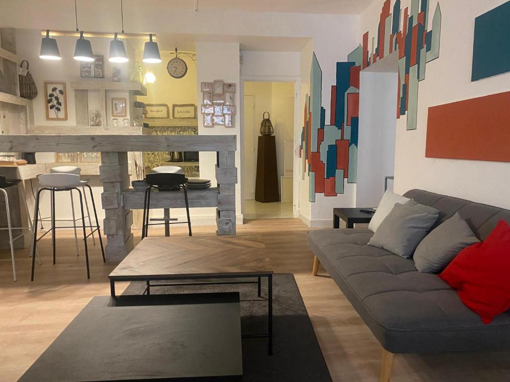un salon avec un canapé et une table dans l'établissement Cosy et Charmant Appart 80 m2 au Panier - Vieux Port, à Marseille