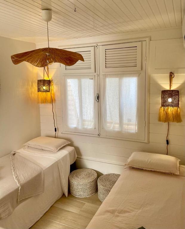 Postel nebo postele na pokoji v ubytování Les Cabanes cosy à 2 pas du lagon - charme et confort