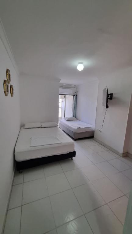 Giường trong phòng chung tại Habitación en el rodadero a solo pasos del mar
