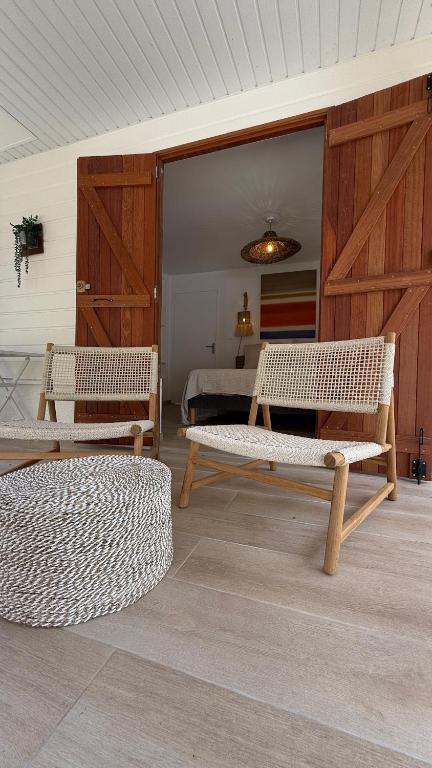 Posezení v ubytování Les Cabanes cosy à 2 pas du lagon - charme et confort