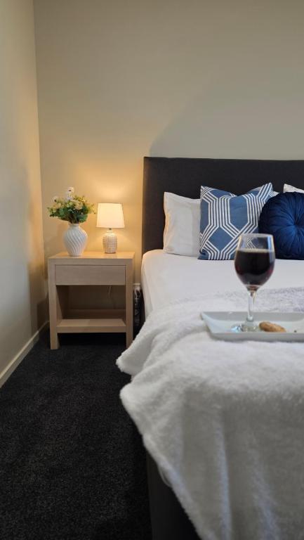 Postel nebo postele na pokoji v ubytování TOWER JUNCTION MOTOR LODGE- MOTEL with Airport and Railway Station Shuttle service- Best Location - close to Westfield Mall, Tower Junction Shopping Centre, Restaurants, Cafes etc
