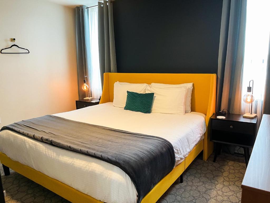 Ένα ή περισσότερα κρεβάτια σε δωμάτιο στο The Huber The Archive Lofts