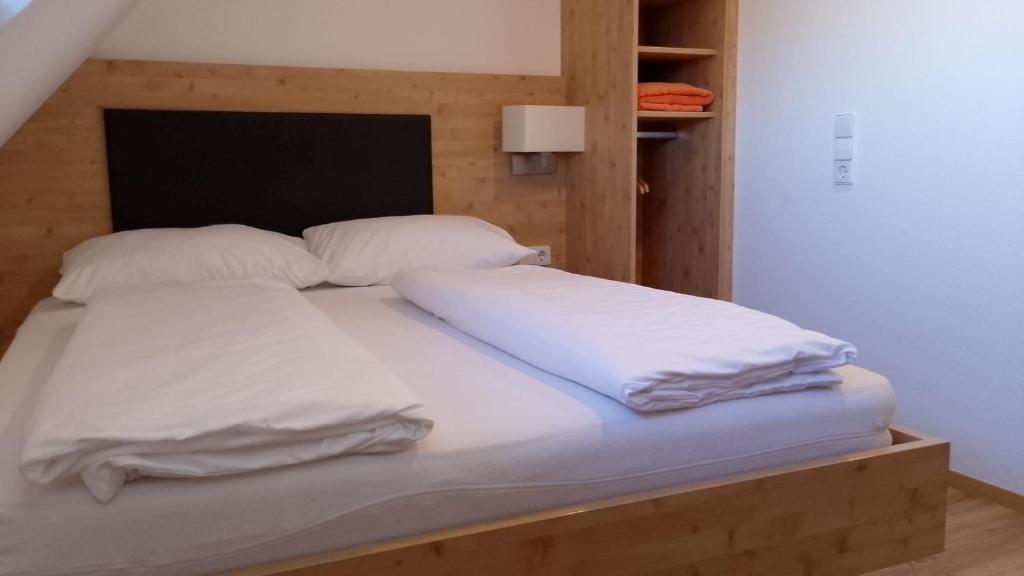 Postel nebo postele na pokoji v ubytování Hotel Zum Rebstock