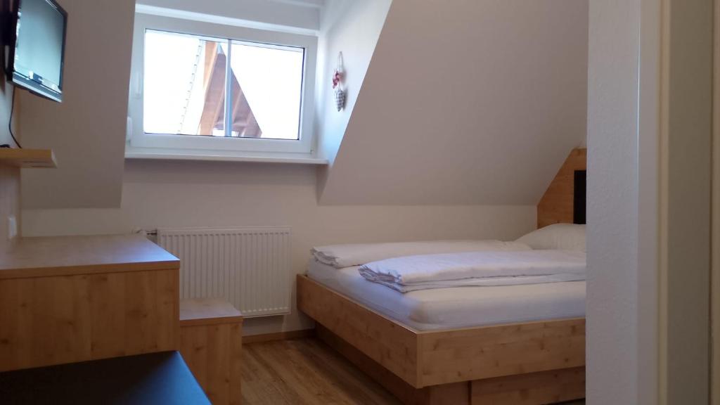 Postel nebo postele na pokoji v ubytování Hotel Zum Rebstock