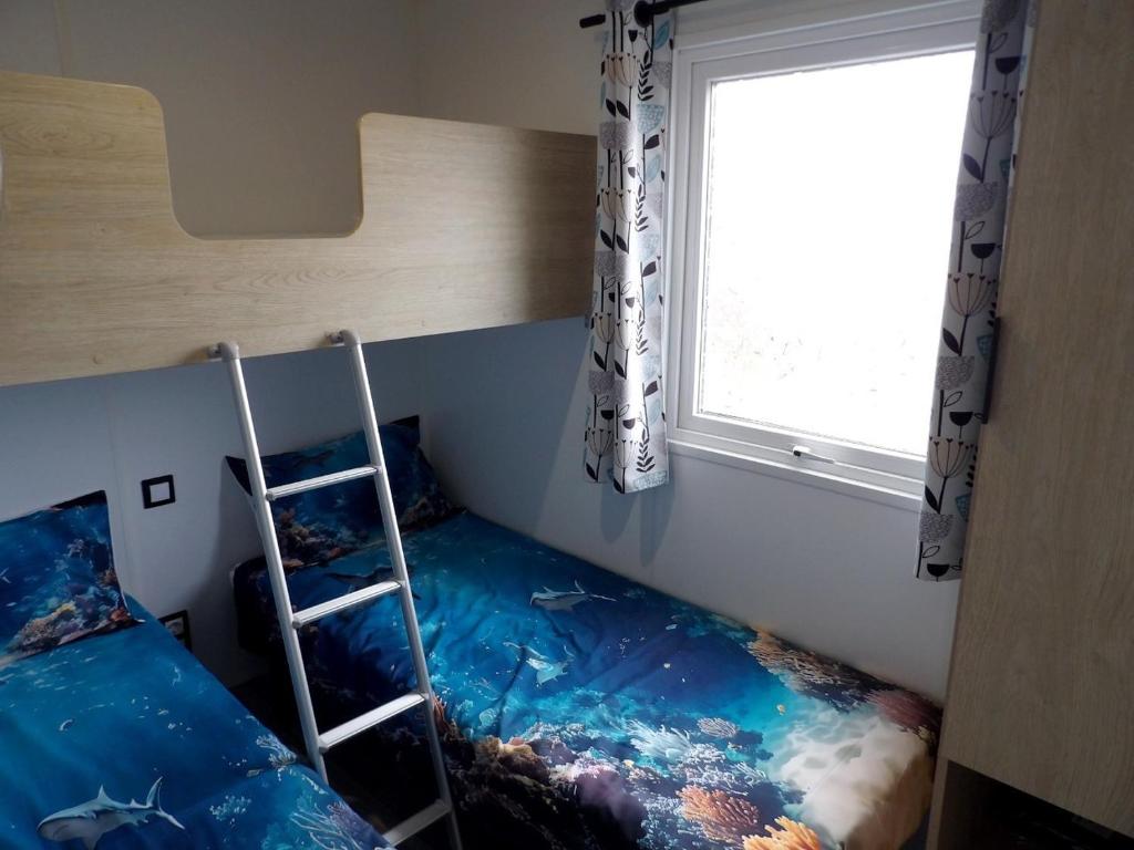 Postel nebo postele na pokoji v ubytování MOBIL HOME à SEIGNOSSE dans les Landes près de la mer