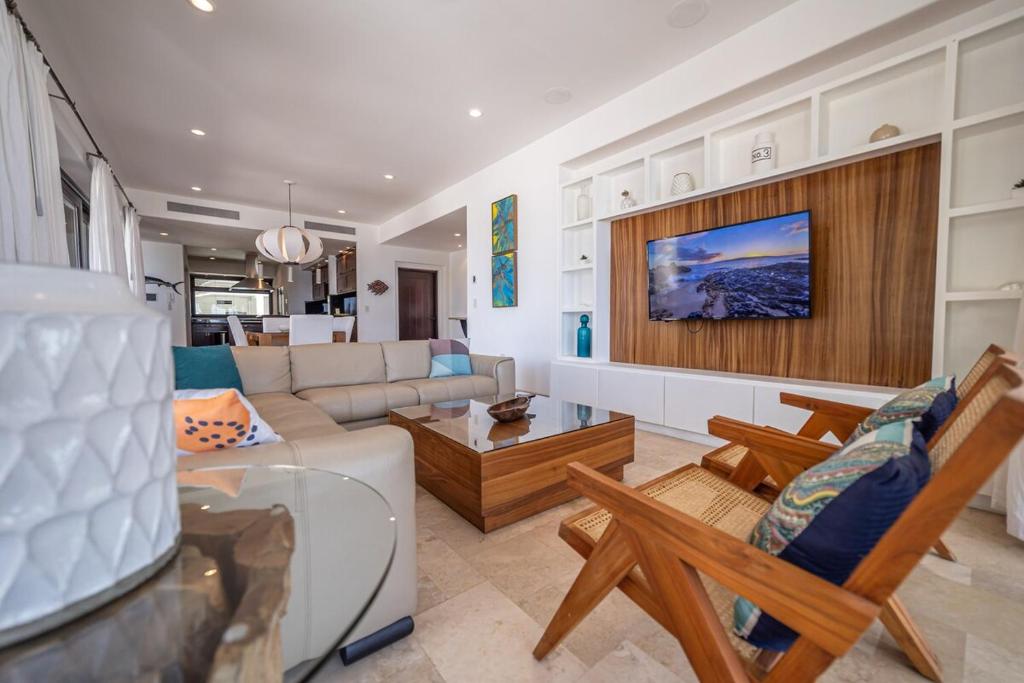 Luxury Top Floor Oceanfront Condo! Booking Summer 2026. - Luxury Oceanfront Condo Suites