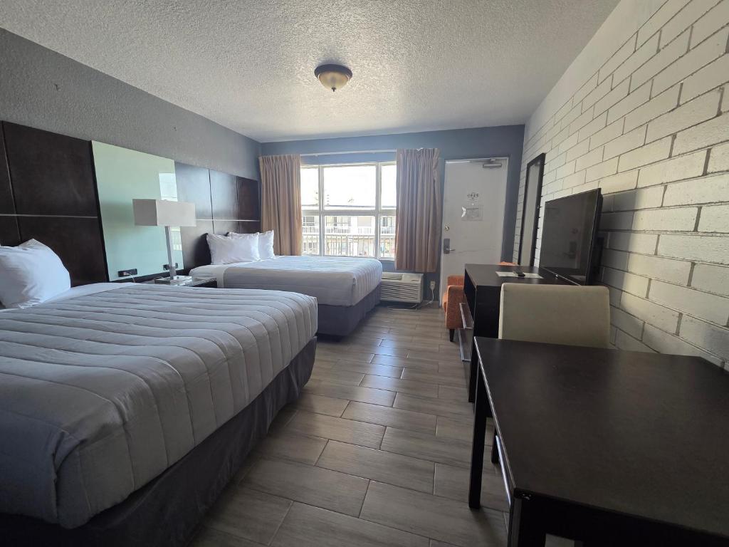 Beach House Inn with POOL & Hot Tub photo