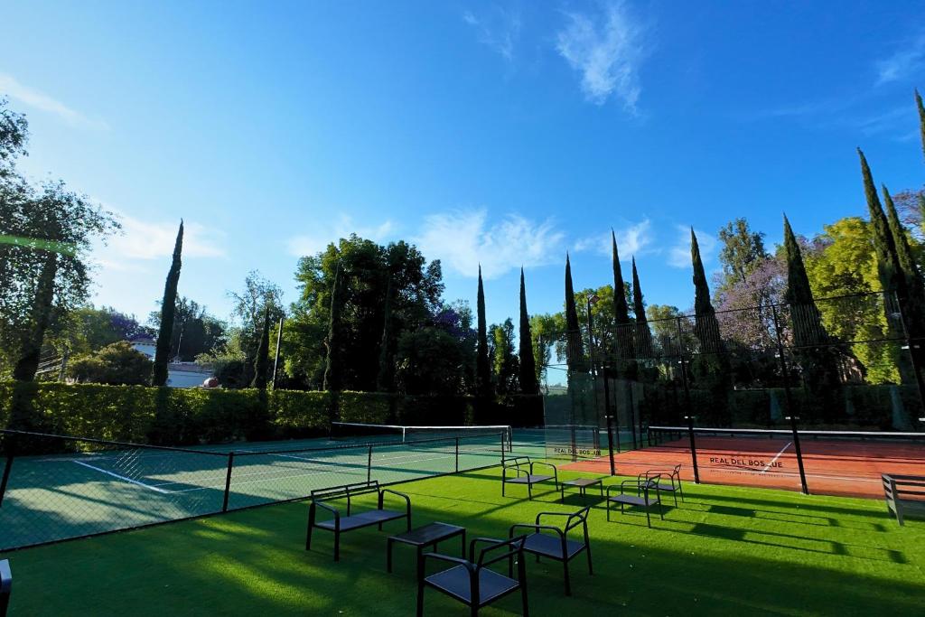 Tenis a/nebo squash v ubytování Hotel Real del Bosque Golf and Spa nebo okolí