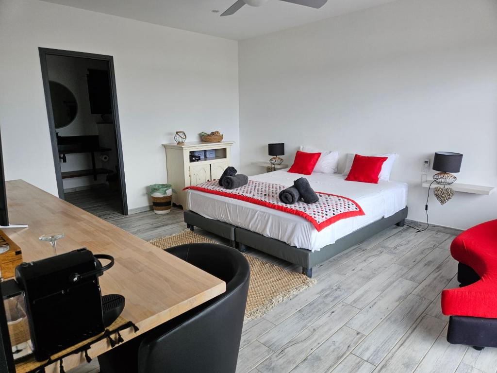 Una cama o camas en una habitación de VUE SUR MER