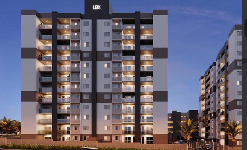 an image of an apartment building with lights on at Dom Del Gaudio AP in Foz do Iguaçu