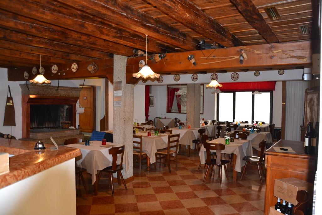 A restaurant or other place to eat at Locanda Al Centrale