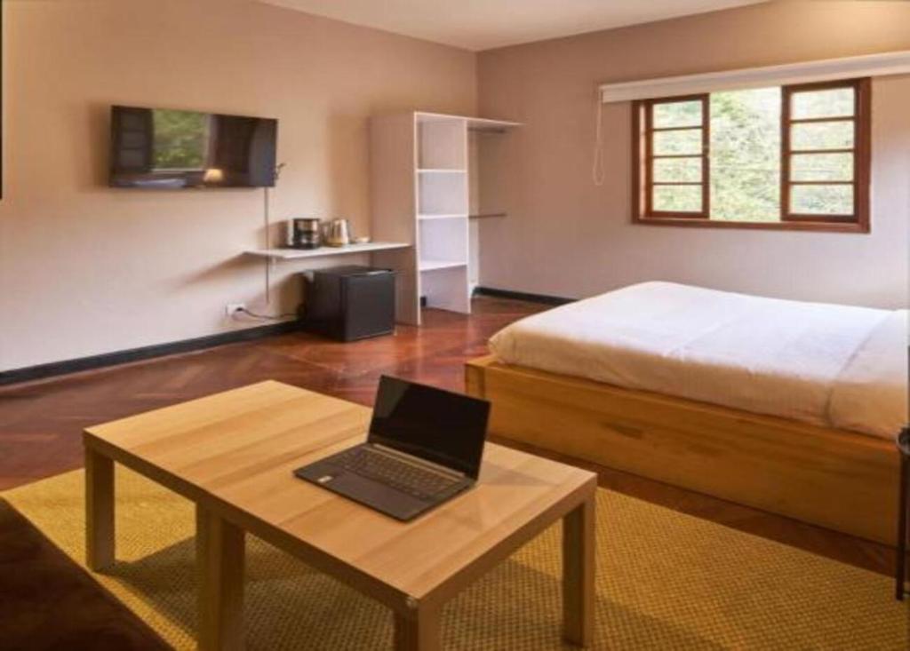 TV a/nebo společenská místnost v ubytování Habitaciones Coloniales con Historia y Estilo Teusaquillo