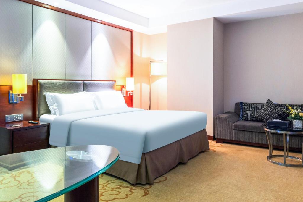 Postel nebo postele na pokoji v ubytování Shenzhen Avant-Garde Hotel