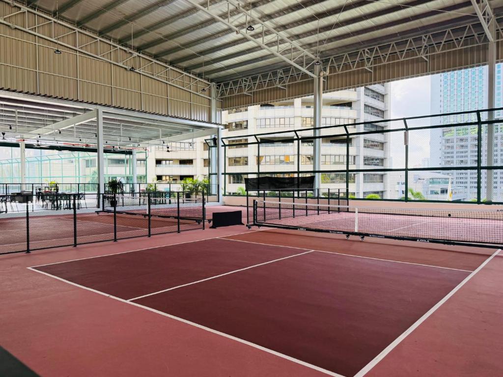 Tenis a/nebo squash v ubytování One World Hotel nebo okolí