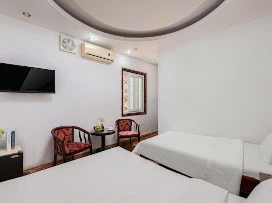 Postel nebo postele na pokoji v ubytování Hanoi Van Hoa Hotel