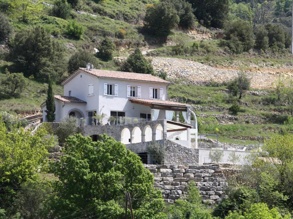 une maison au sommet d'une colline avec des escaliers dans l'établissement Villa luxueuse à Sampzon avec piscine et climatisation - FR-1-697-36, à Sampzon