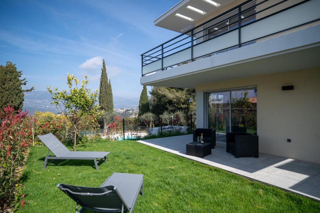 - une vue depuis l'arrière-cour d'une maison dans l'établissement GuestReady - Nature Escape in Nice, à Nice