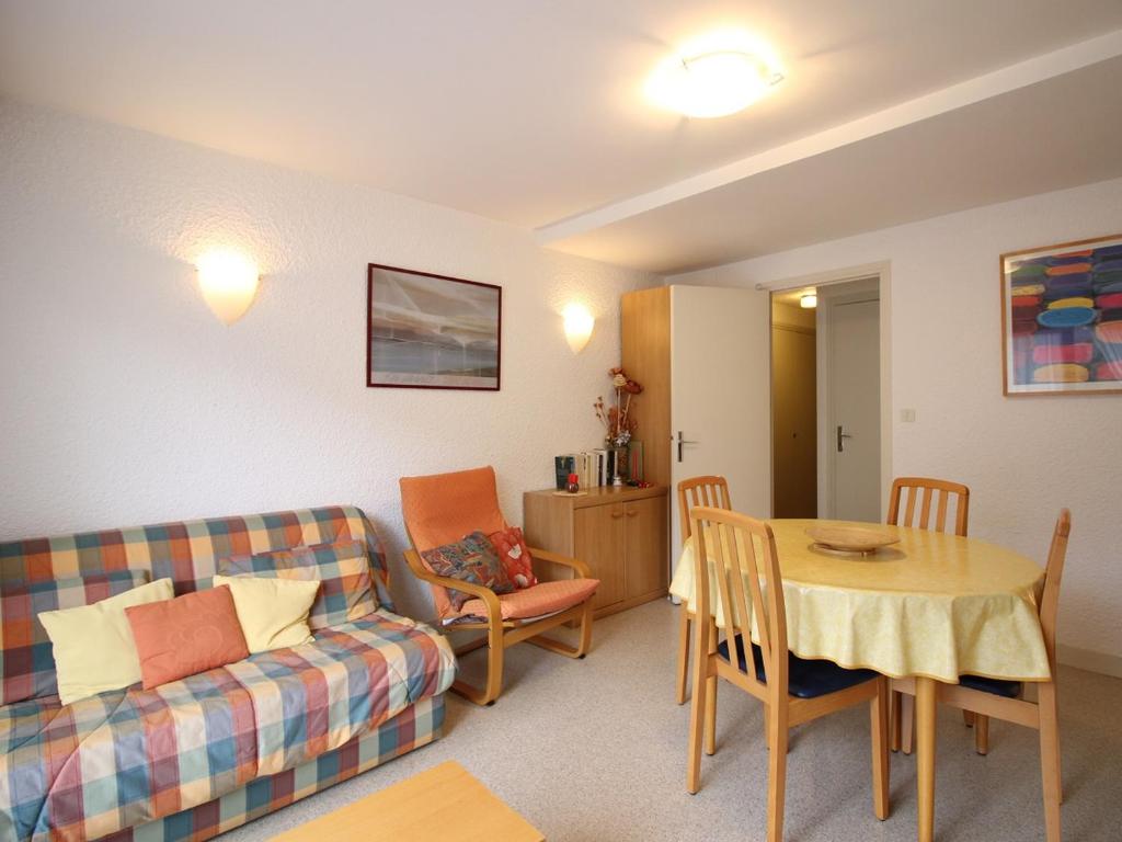 un salon avec un canapé et une table dans l'établissement Mont-Dore T2 avec balcon et parking proche centre - FR-1-415-158, à Mont-Dore