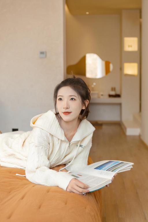 Postel nebo postele na pokoji v ubytování EUPHORIA丨Quiet Garden Quiet Designer Garden Hotel丨Datang Never Sleeps City Big Wild Goose Pagoda Subway Station Branch丨Near the scenic area