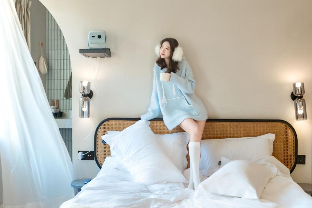 Postel nebo postele na pokoji v ubytování EUPHORIA丨Quiet Garden Quiet Designer Garden Hotel丨Datang Never Sleeps City Big Wild Goose Pagoda Subway Station Branch丨Near the scenic area