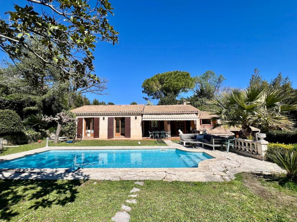 una casa con piscina nel cortile di Charming Provençal Villa with pool and garden a Mougins